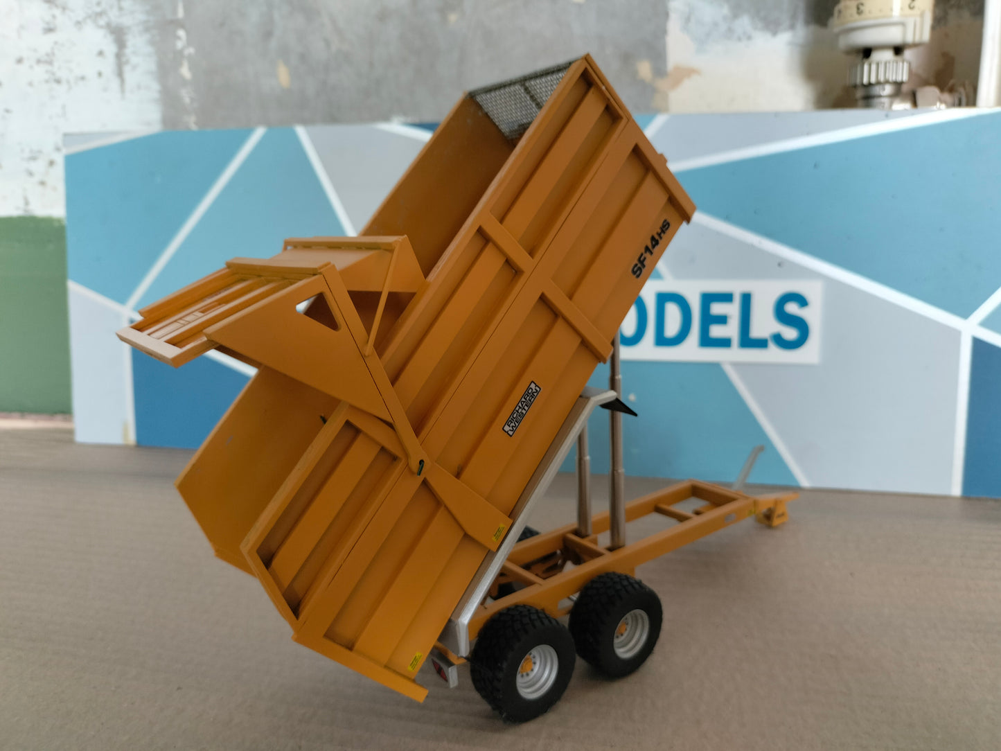 1:32 Richard Western SF14 HS Grain/Silage Trailer Model Kit