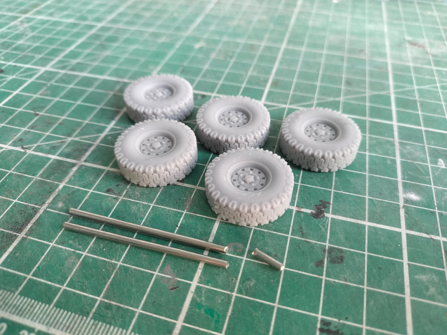 1:32 Land Rover Modern Steel Wheels with BF Goodrich Tyres