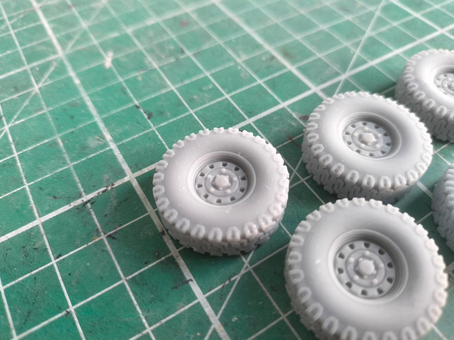 1:32 Land Rover Modern Steel Wheels with BF Goodrich Tyres