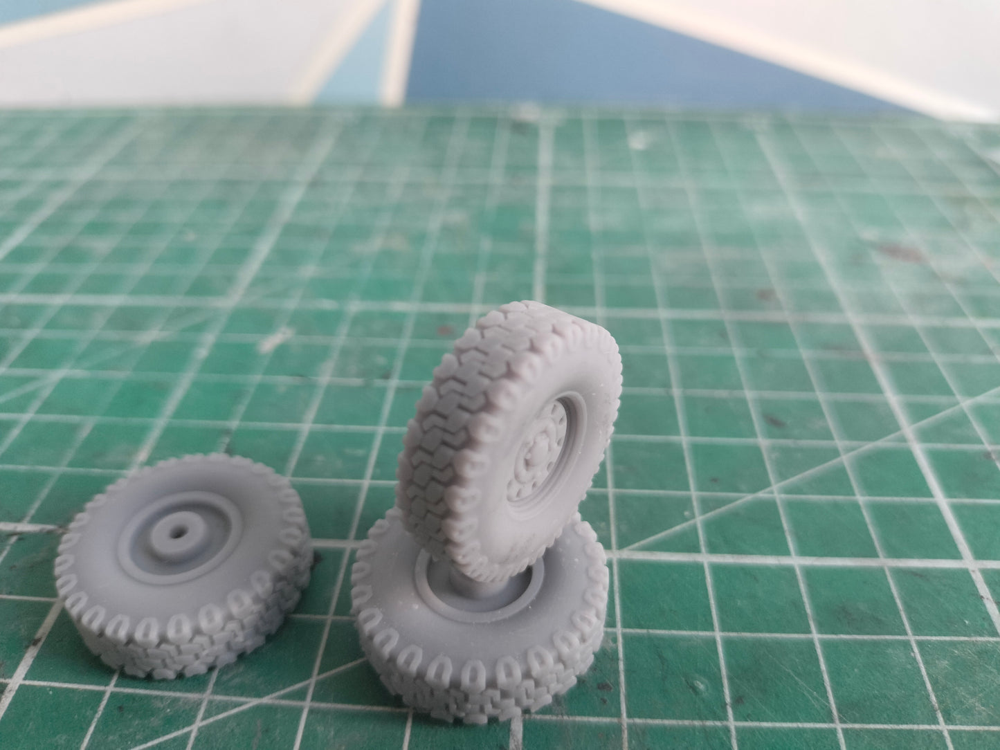 1:32 Land Rover Modern Steel Wheels with BF Goodrich Tyres