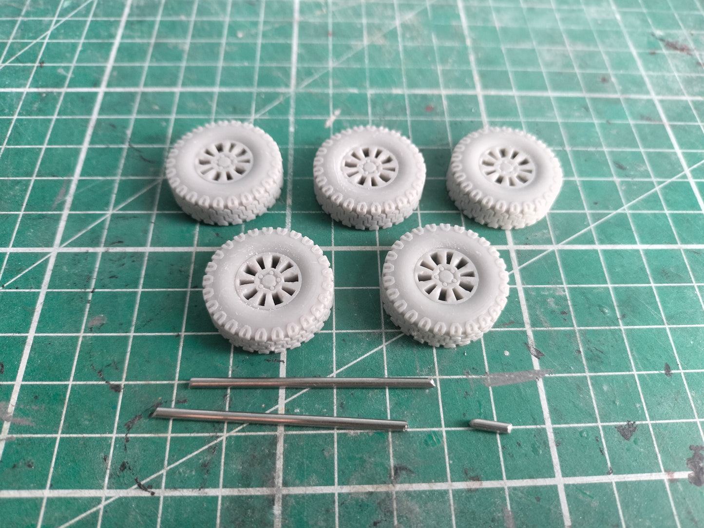 1:32 Land Rover Saw Tooth Wheels with BF Goodrich Tyres