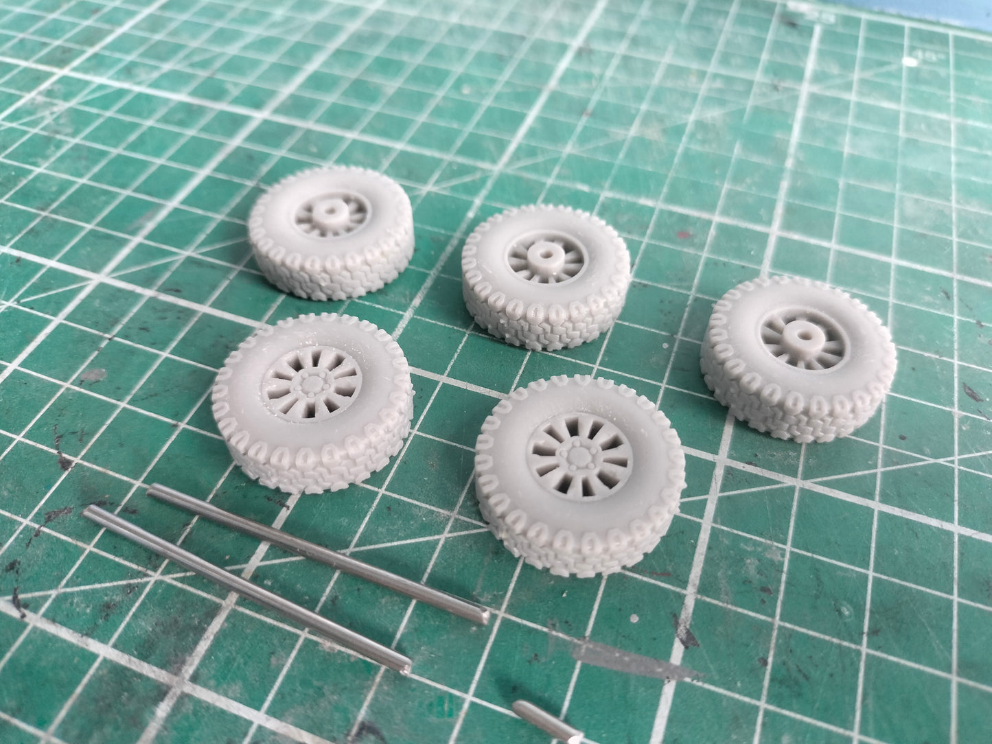 1:32 Land Rover Saw Tooth Wheels with BF Goodrich Tyres