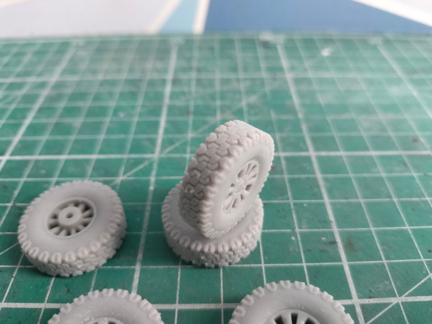 1:32 Land Rover Saw Tooth Wheels with BF Goodrich Tyres