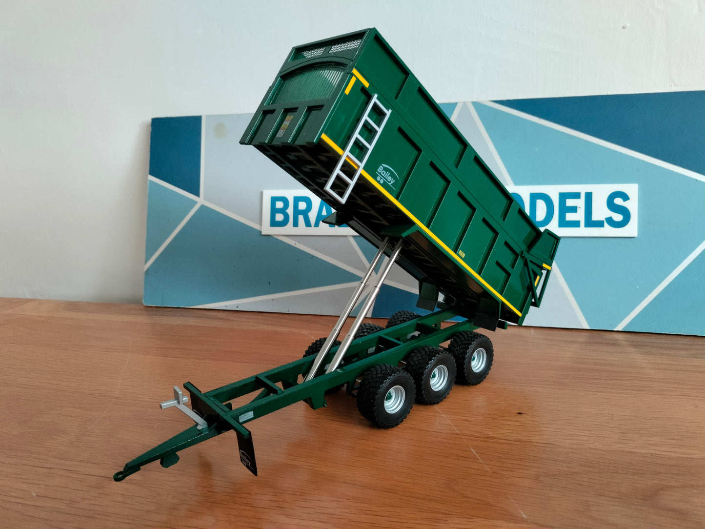 1:32 Bailey TB20 Grain/Silage Trailer Model Kit Tri Axle