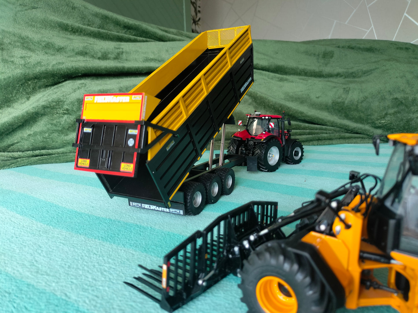 1:32 Smyth Super Cube Tri Axle Grain/Silage Trailer Model Kit