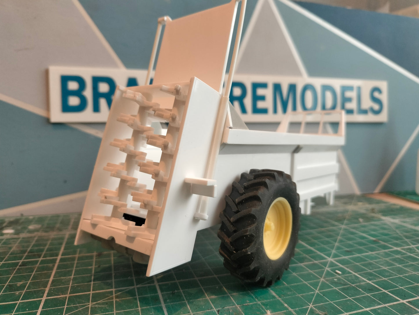 1:32 Bunning Lowlander 120 Mk4 Muck Spreader Model Kit