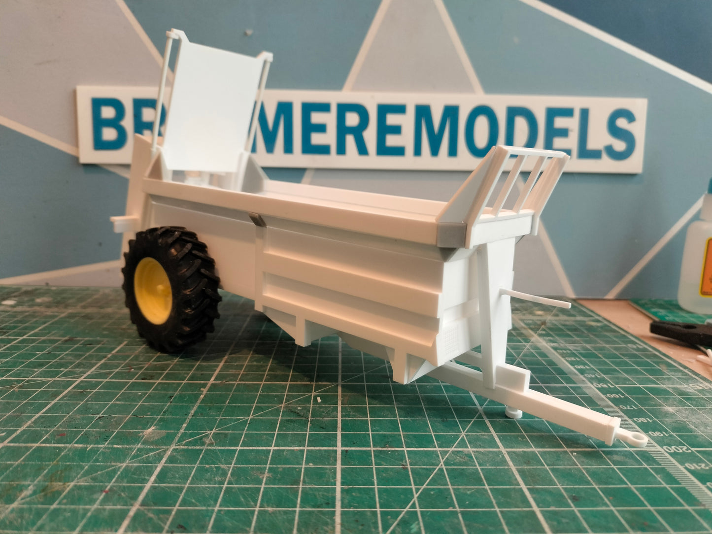 1:32 Bunning Lowlander 120 Mk4 Muck Spreader Model Kit