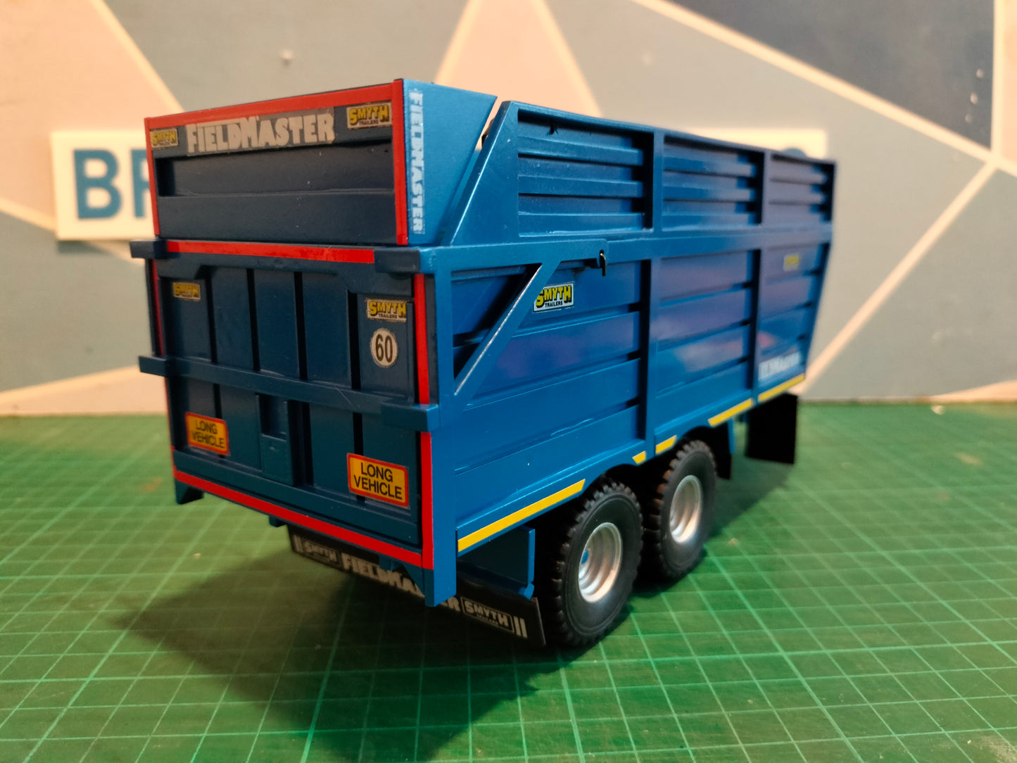 1:32 Smyth Super Cube Tandem Axle Grain/Silage Trailer Model Kit