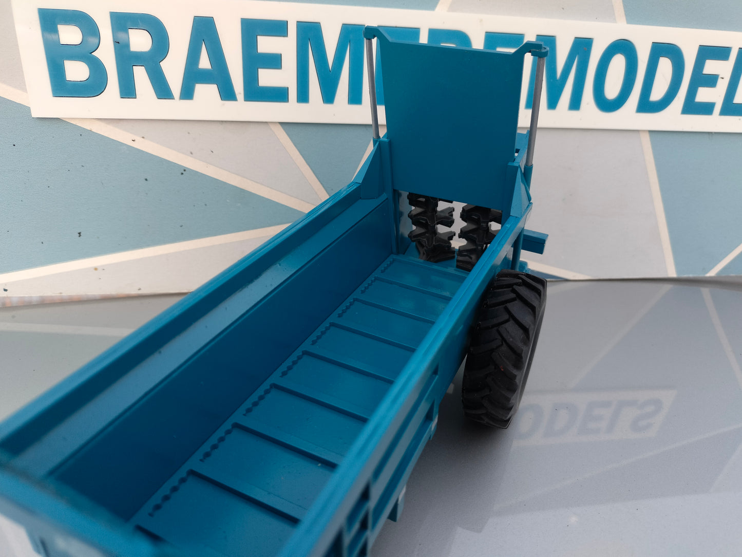 1:32 Bunning Lowlander 120 Mk4 Muck Spreader Model Kit