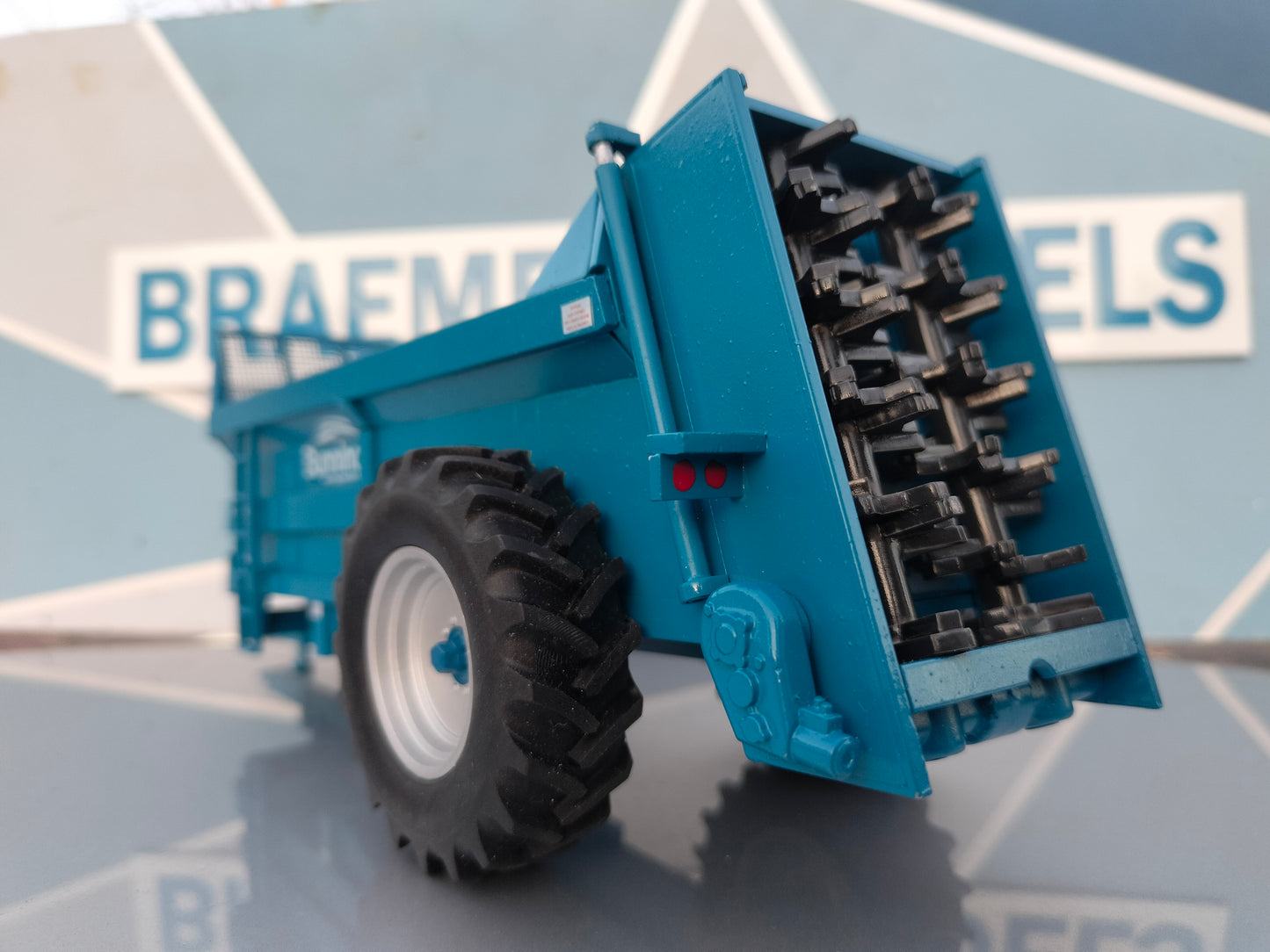 1:32 Bunning Lowlander 120 Mk4 Muck Spreader Model Kit