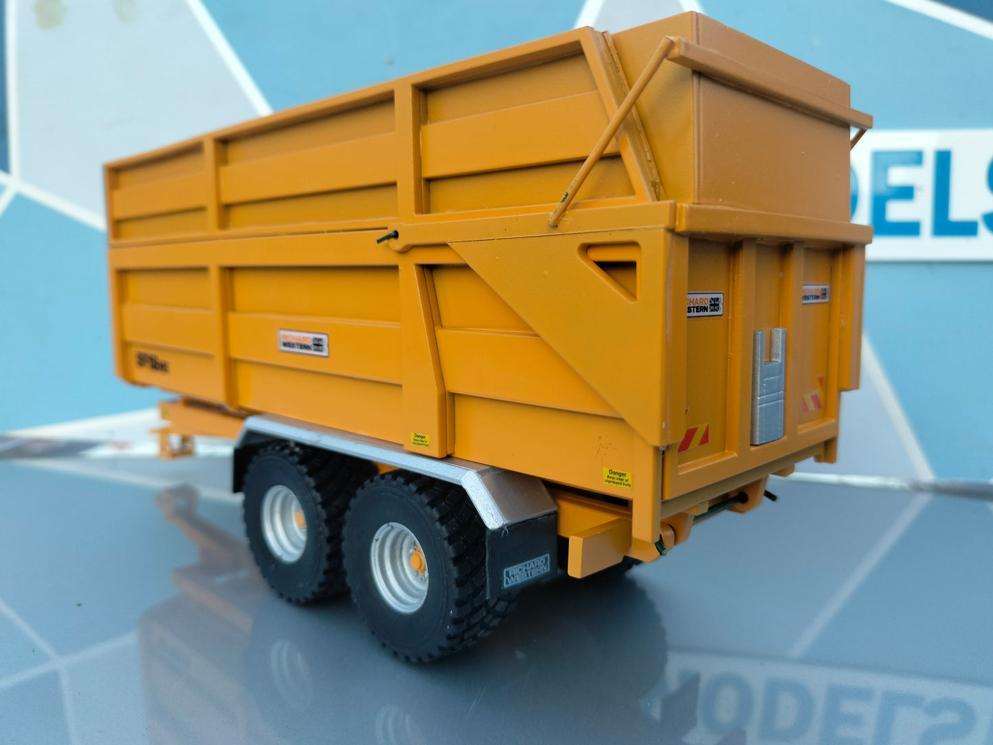 1:32 Richard Western SF18 HS Grain/Silage Trailer Model Kit