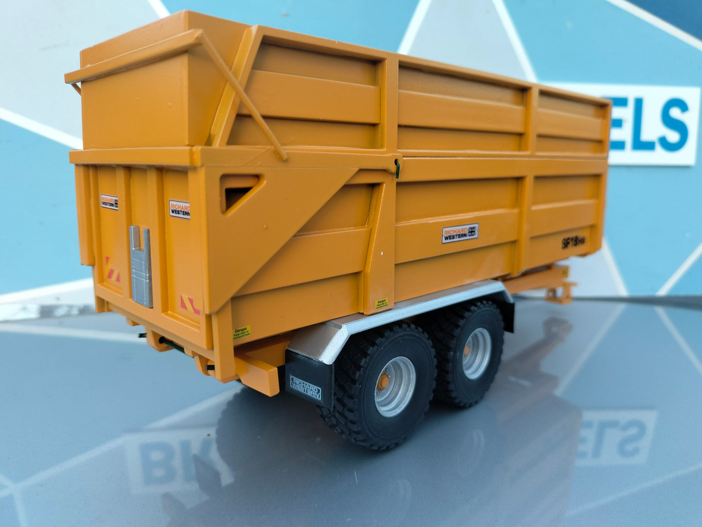 1:32 Richard Western SF18 HS Grain/Silage Trailer Model Kit