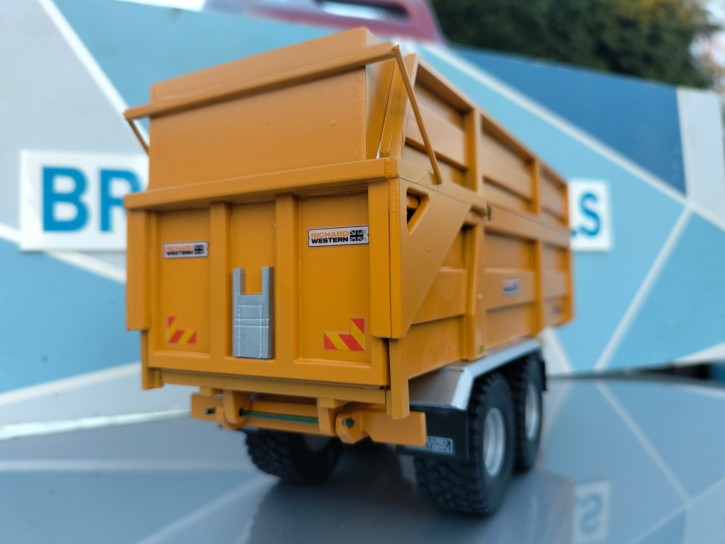 1:32 Richard Western SF18 HS Grain/Silage Trailer Model Kit