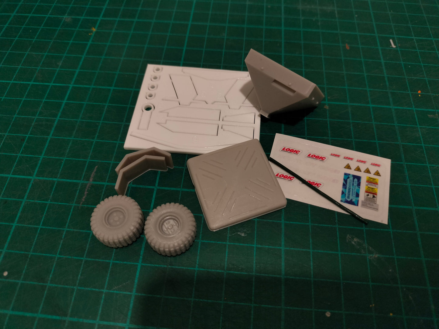 1:32 Logic Quad Snacker Sheep Multi Feeder Model Kit