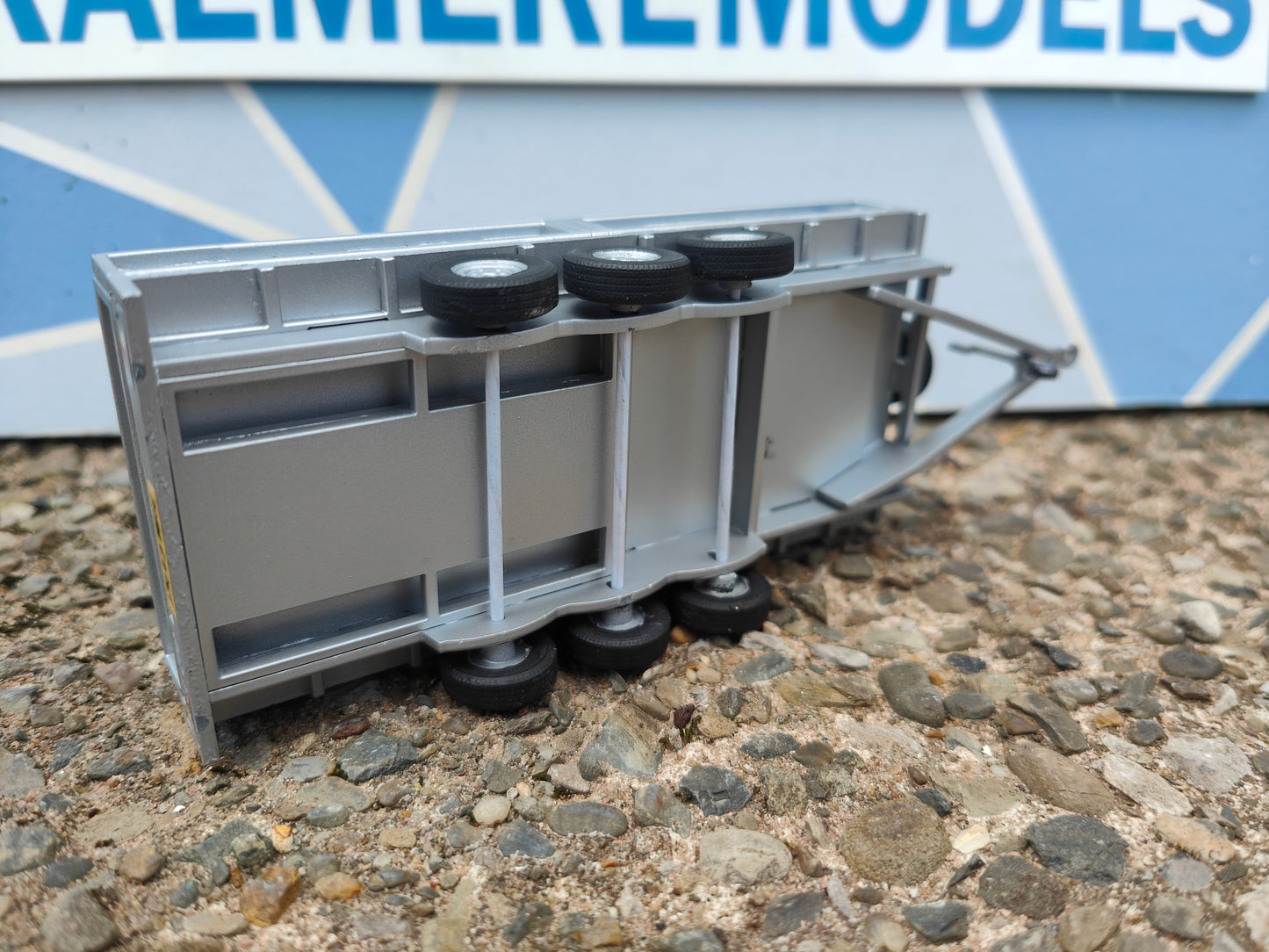 1:32 Ifor Williams Tri Axle Flat Bed Drop Side Trailer Model Kit