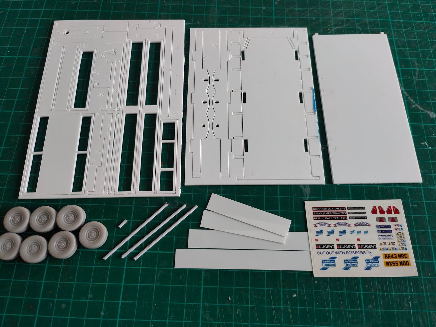 1:32 Ifor Williams Tri Axle Flat Bed Drop Side Trailer Model Kit