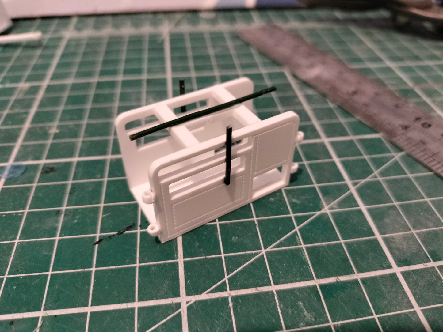 1:32 Sheep Weight Crate Model Kit