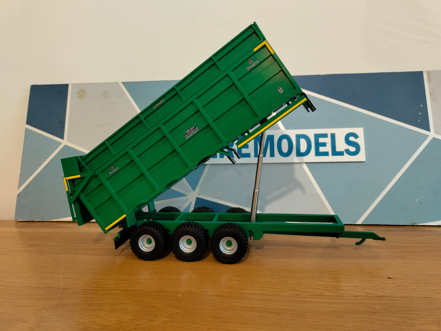 1:32 Broughan 24ft Tri Axle Grain/Silage Trailer Model Kit