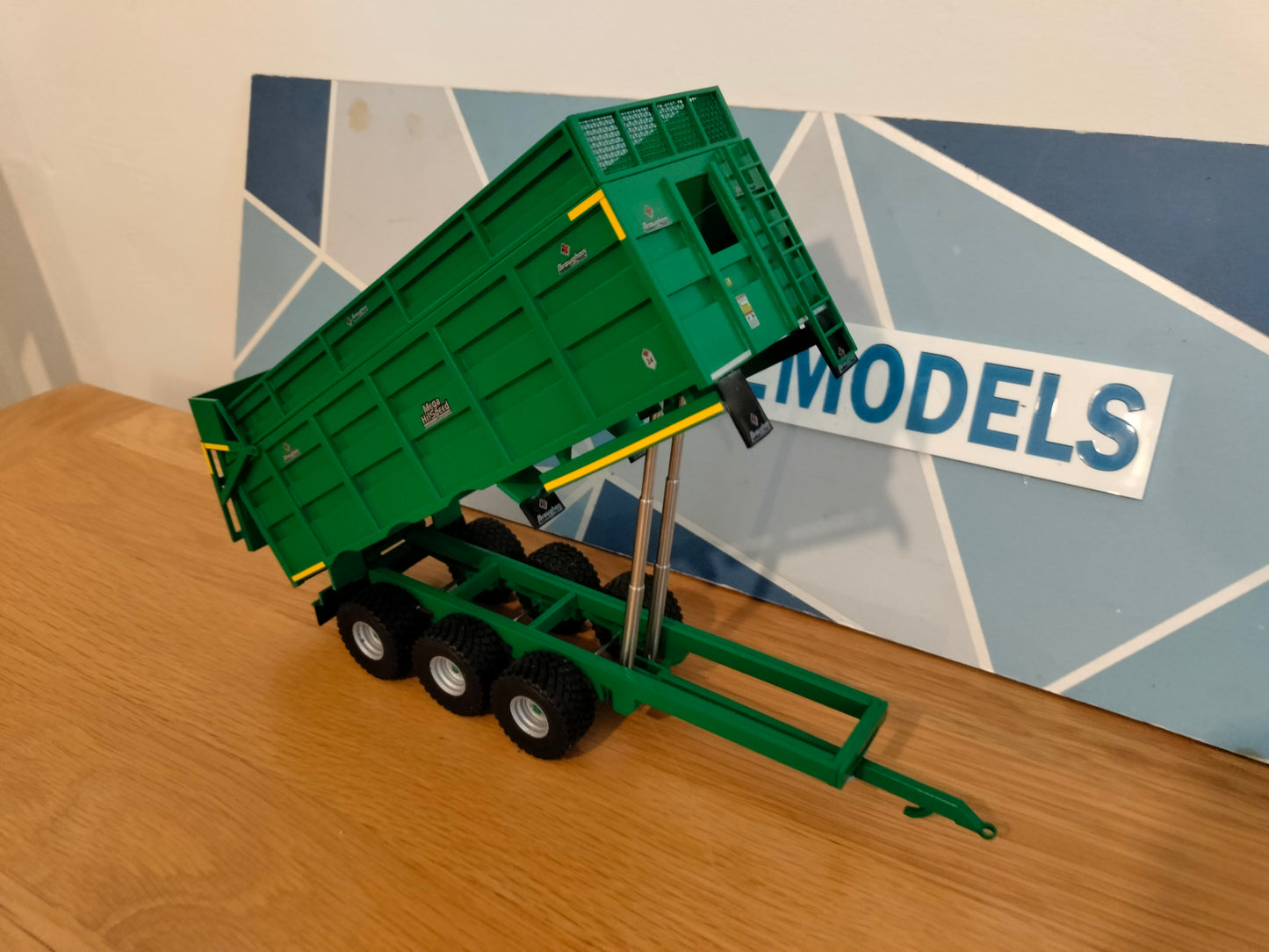 1:32 Broughan 24ft Tri Axle Grain/Silage Trailer Model Kit