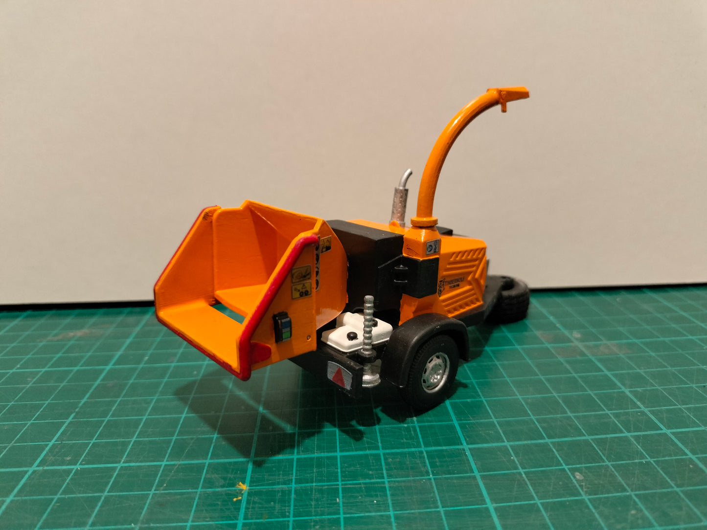 1:32 Trailed Timberwolf Wood Chipper Model Kit