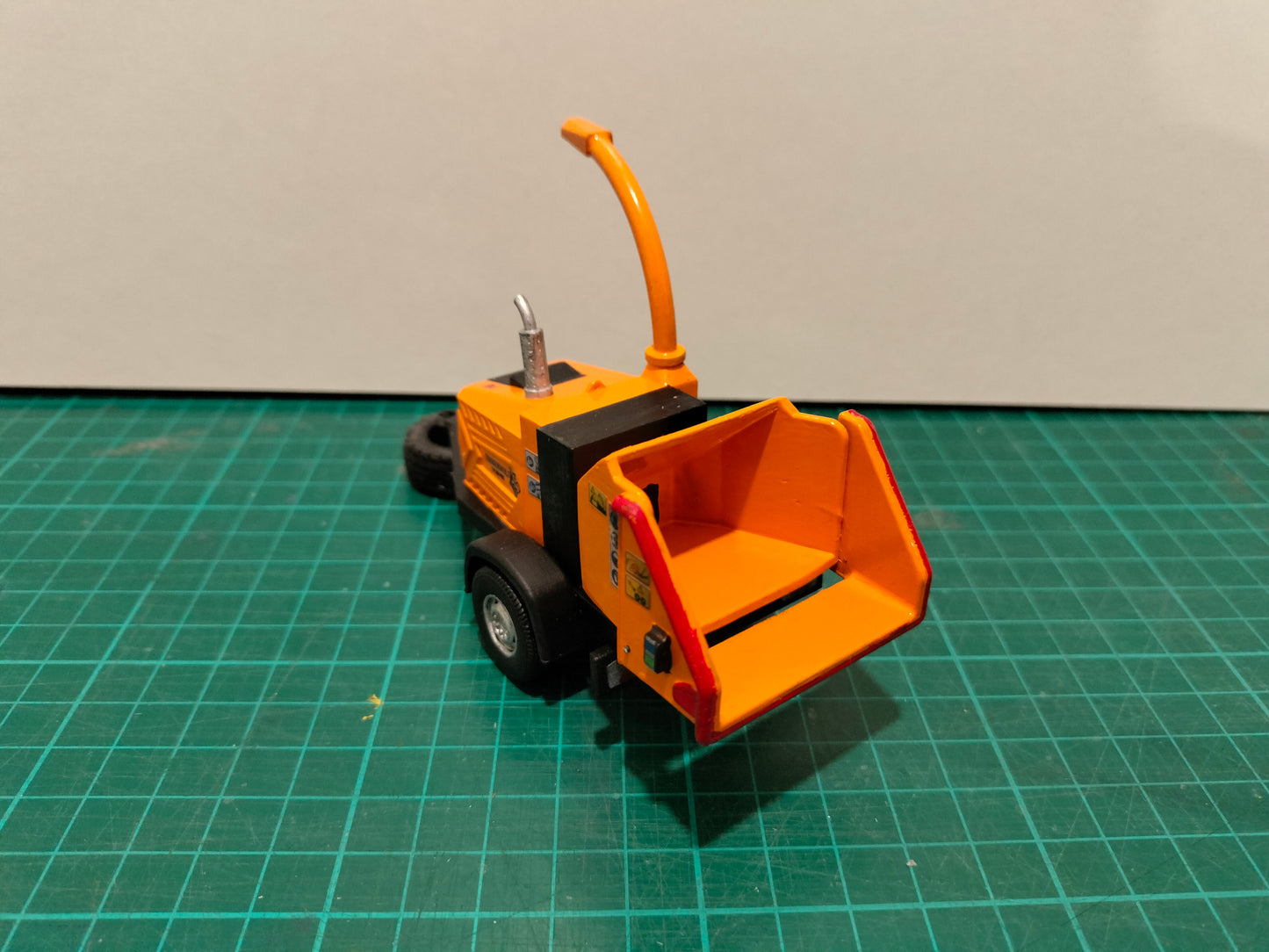 1:32 Trailed Timberwolf Wood Chipper Model Kit