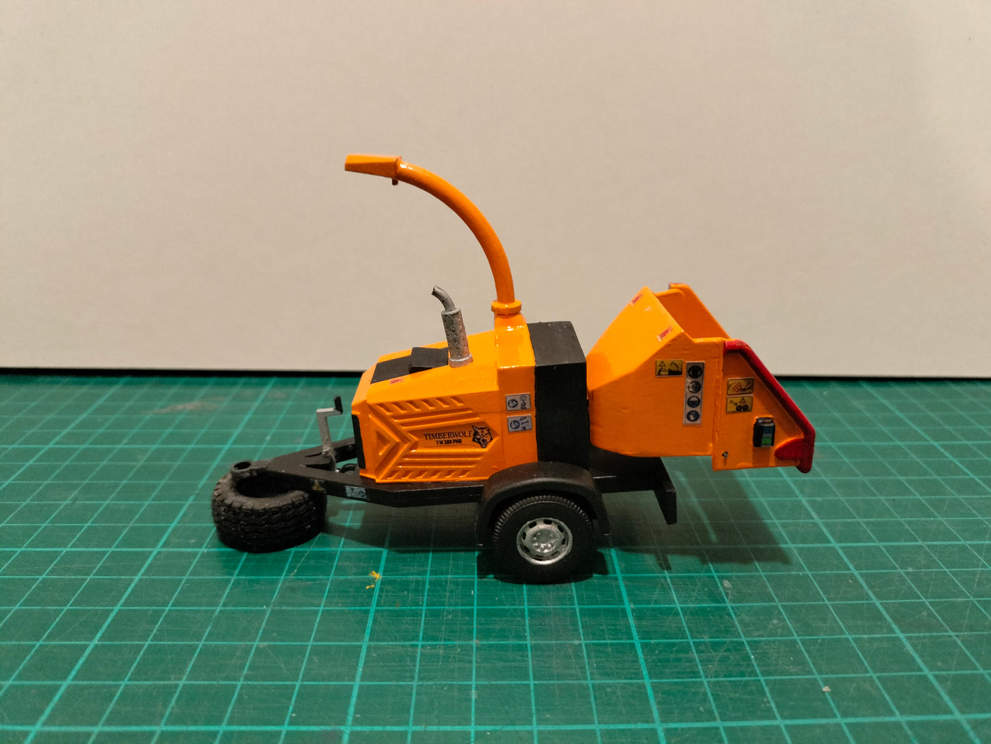 1:32 Trailed Timberwolf Wood Chipper Model Kit