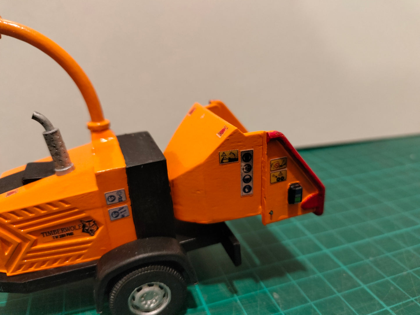 1:32 Trailed Timberwolf Wood Chipper Model Kit