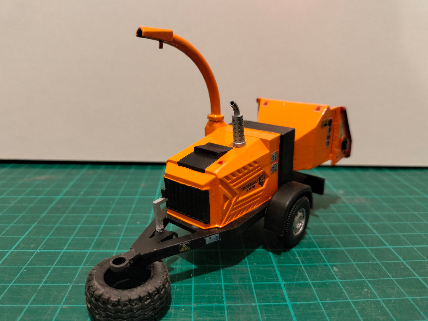 1:32 Trailed Timberwolf Wood Chipper Model Kit