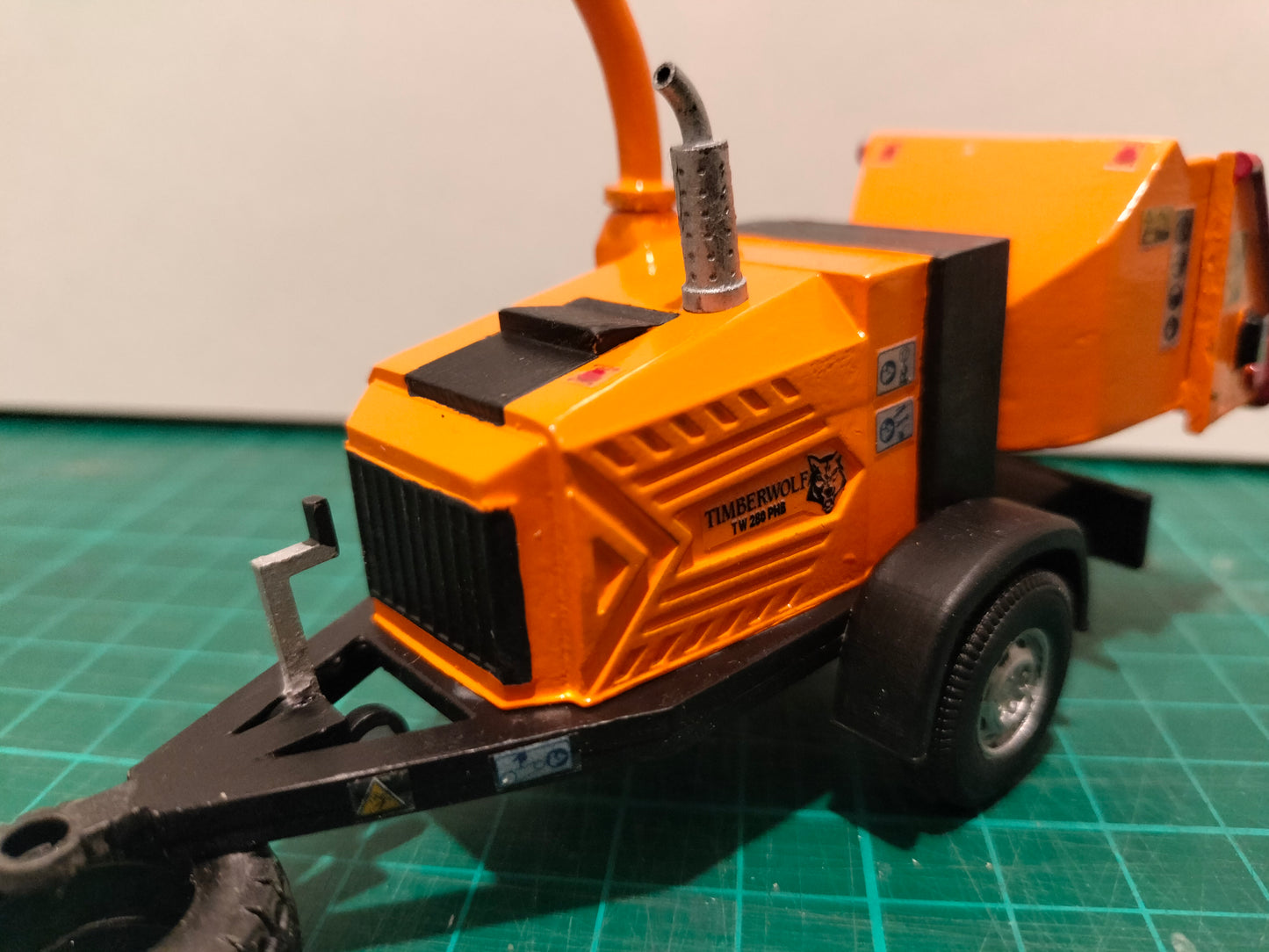 1:32 Trailed Timberwolf Wood Chipper Model Kit