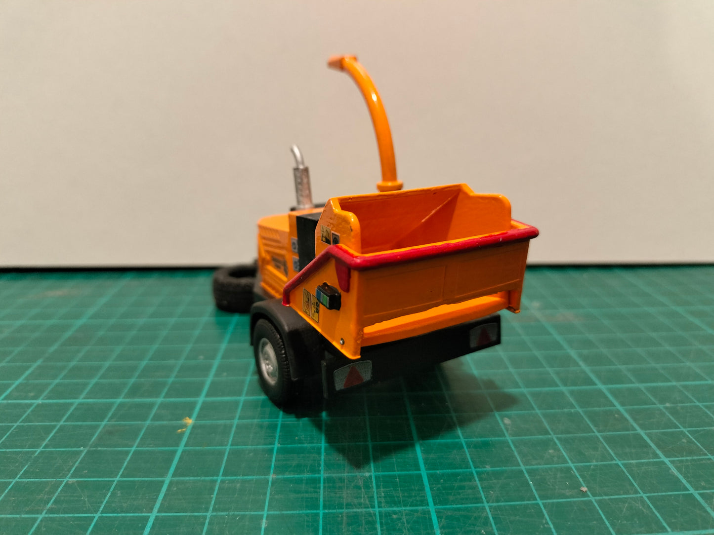 1:32 Trailed Timberwolf Wood Chipper Model Kit