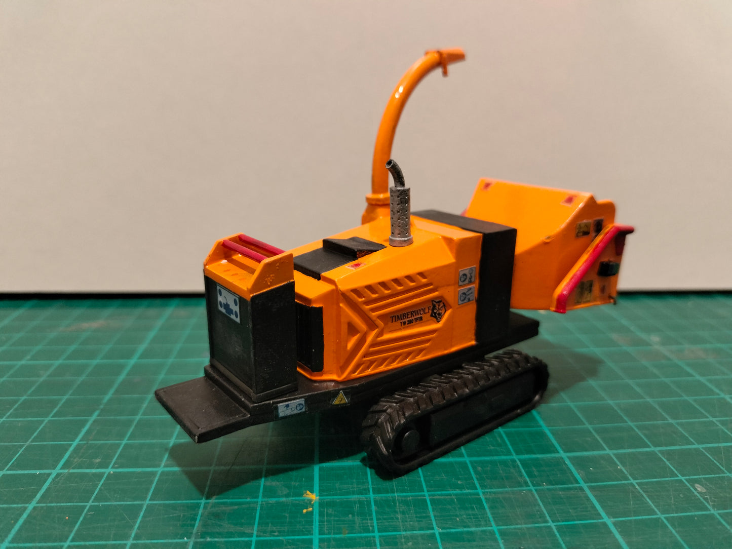 1:32 Tracked Timberwolf Wood Chipper Model Kit