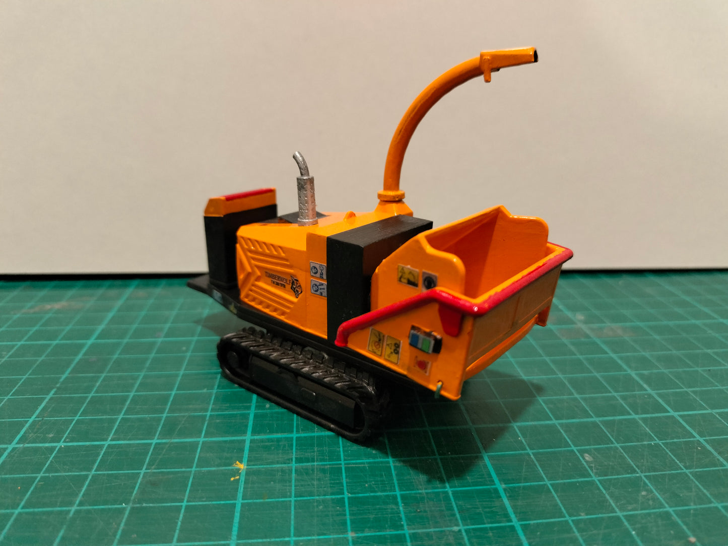 1:32 Tracked Timberwolf Wood Chipper Model Kit