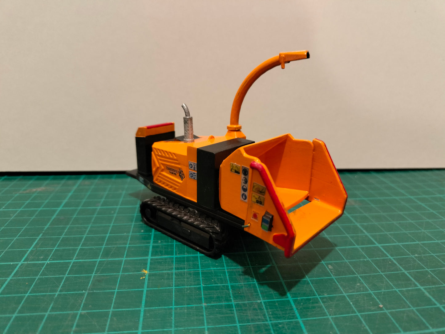 1:32 Tracked Timberwolf Wood Chipper Model Kit