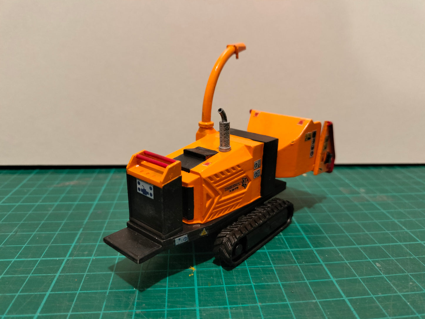 1:32 Tracked Timberwolf Wood Chipper Model Kit