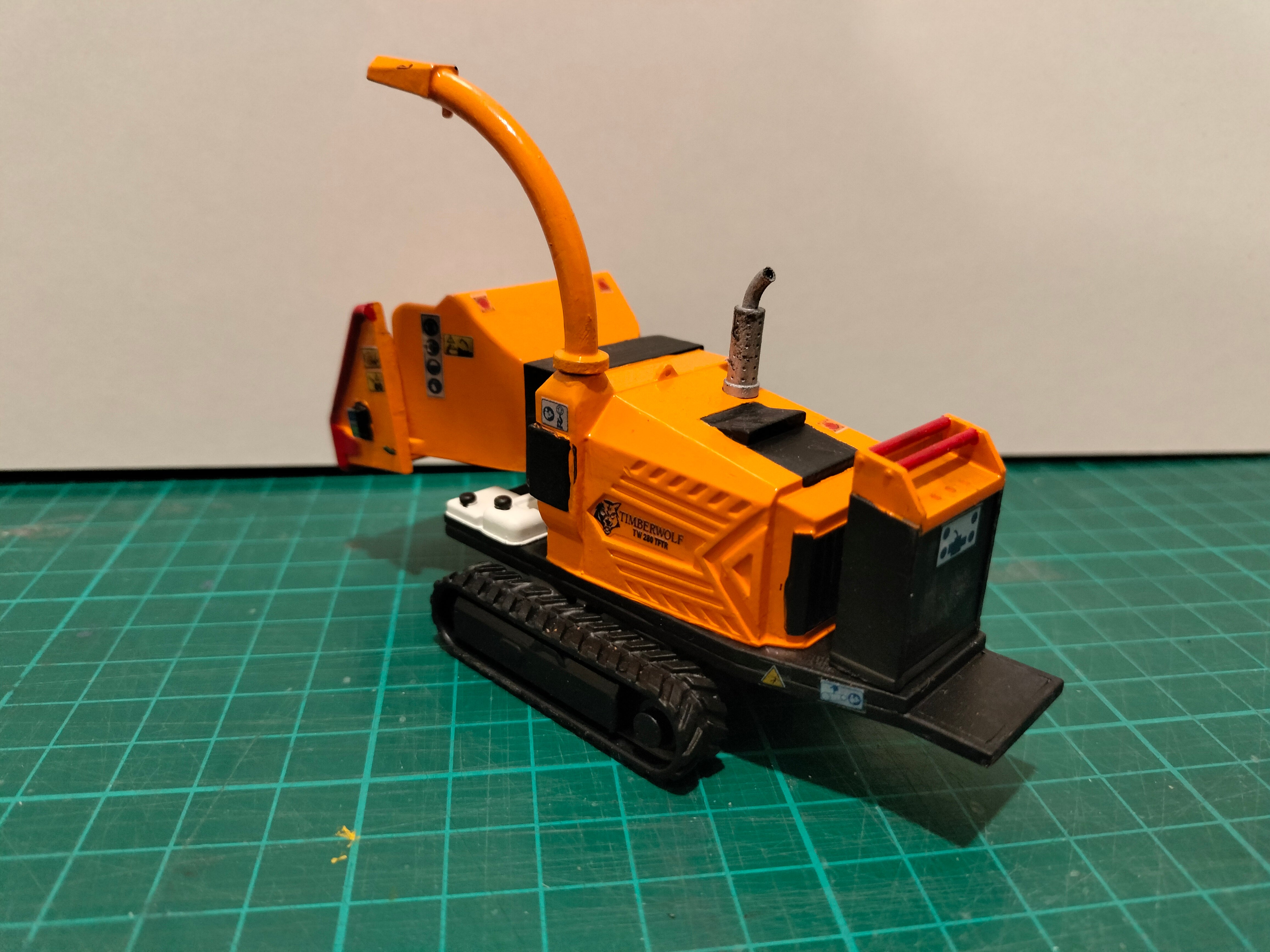 1:32 Tracked Timberwolf Wood Chipper Model Kit – braemeremodels