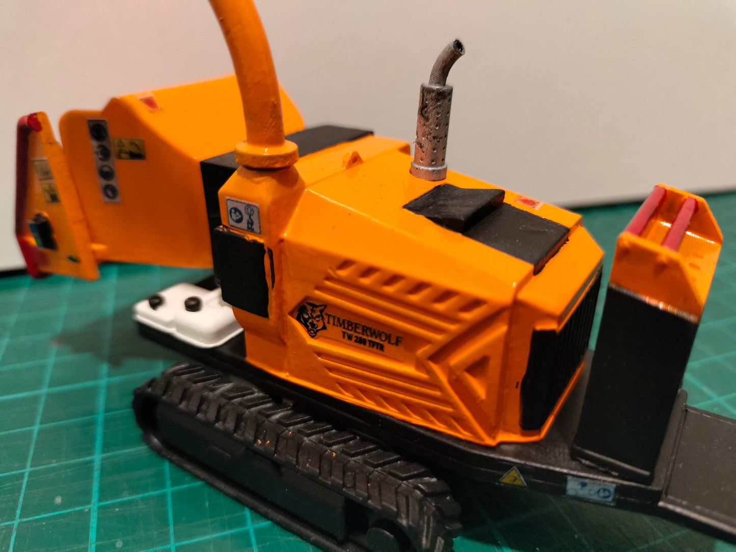 1:32 Tracked Timberwolf Wood Chipper Model Kit