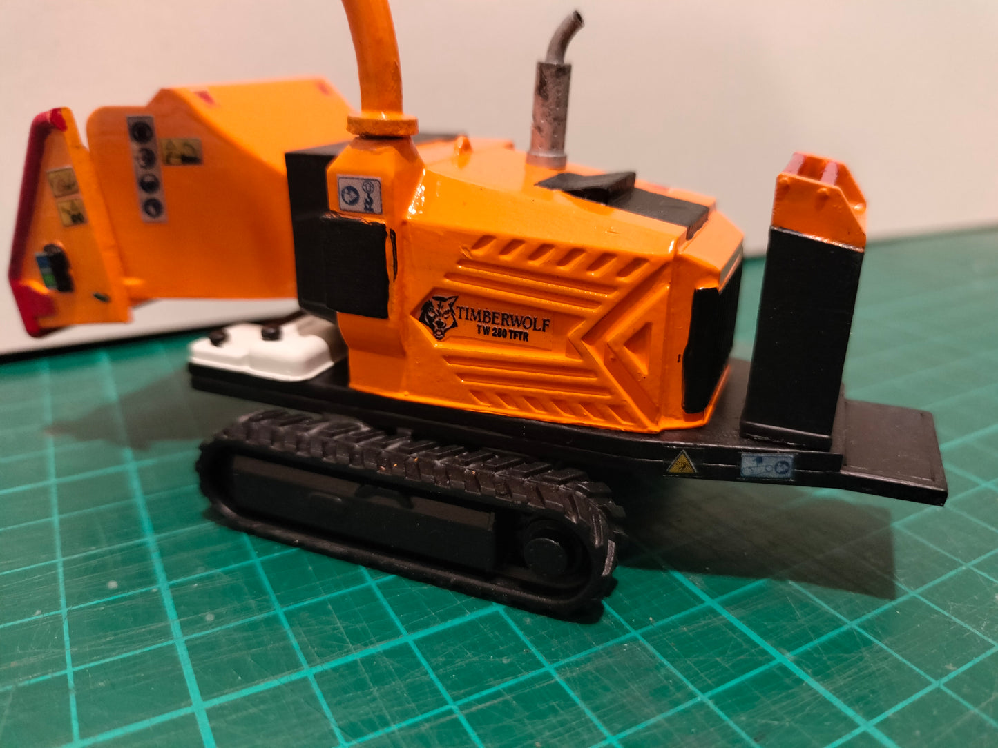 1:32 Tracked Timberwolf Wood Chipper Model Kit