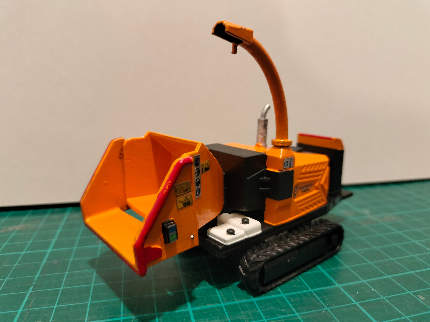 1:32 Tracked Timberwolf Wood Chipper Model Kit