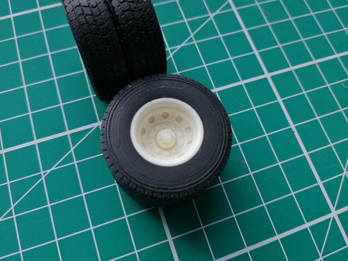 Wheels - 32mm HGV Rear Tyres - 1:32 Scale 315/80R22.5