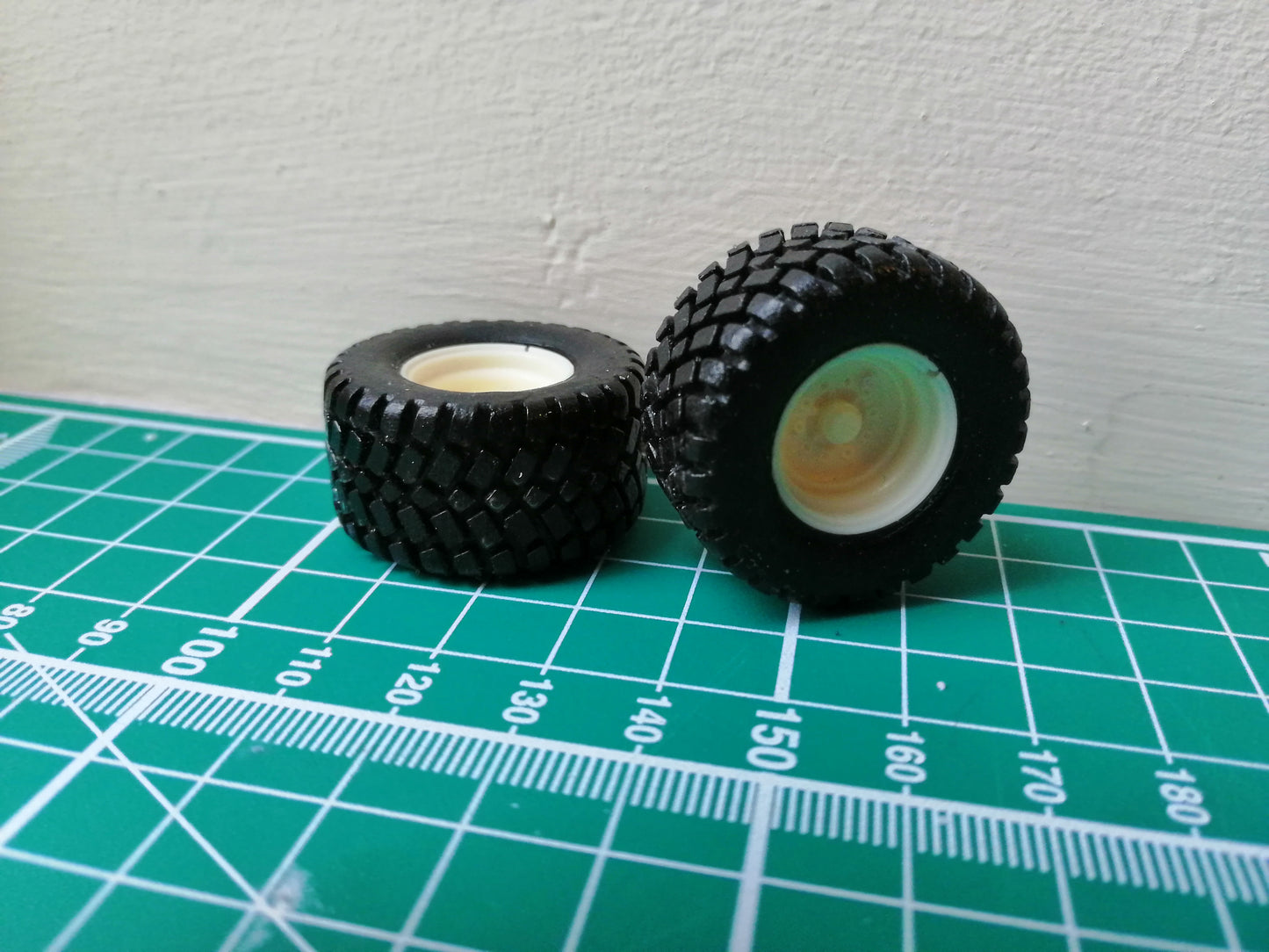 Wheels - 34mm Floatation Tyres - 1:32 Scale 560/45R22.5