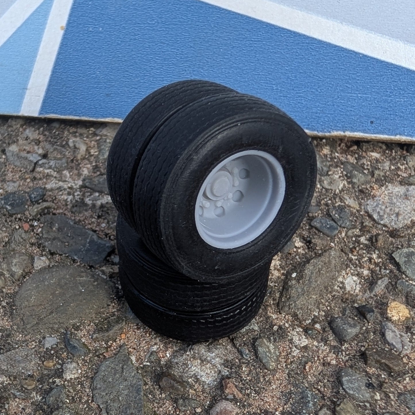 Wheels - 27mm Dual Tyres - 1:32 Scale 265/70R19.5