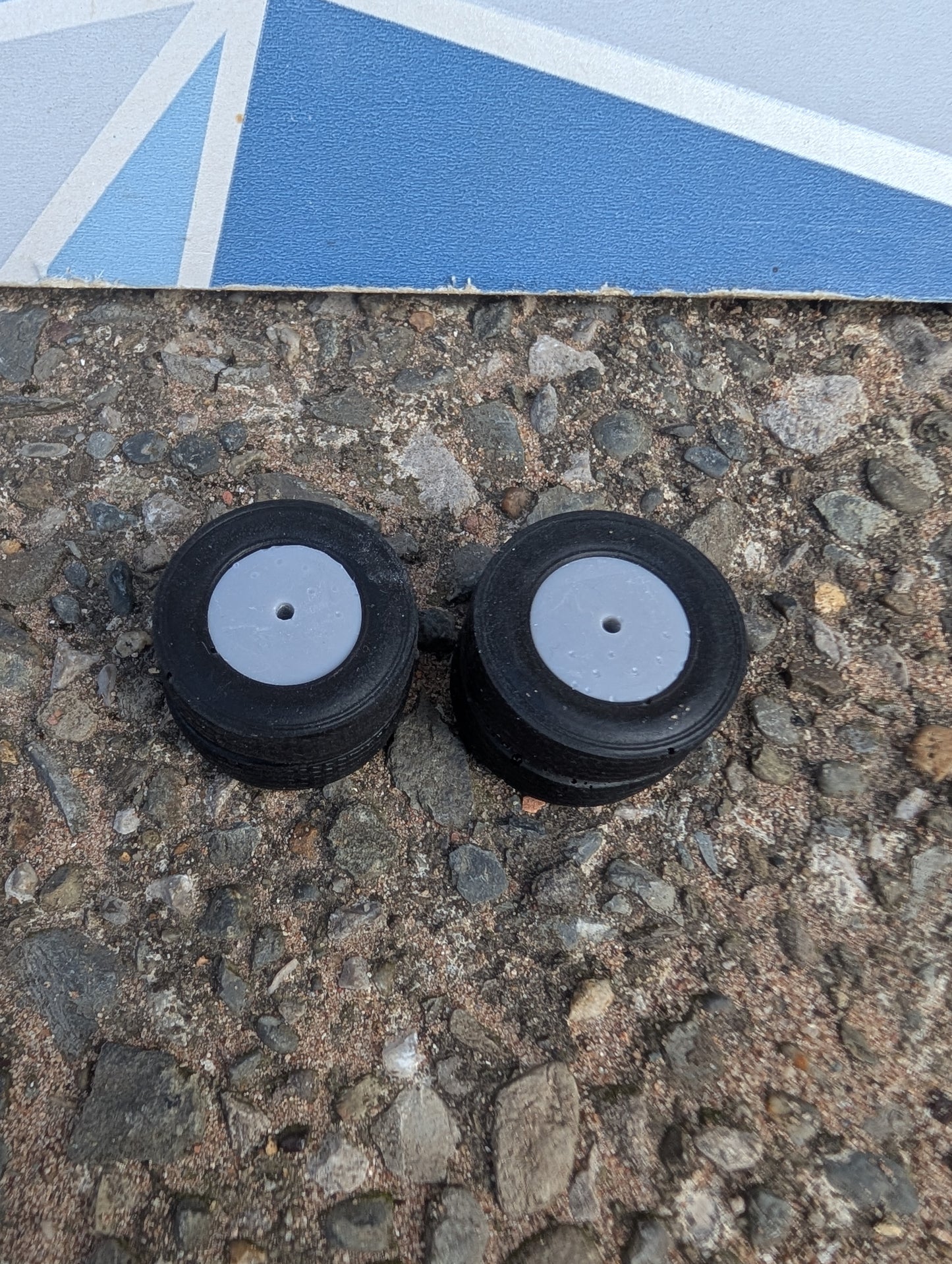 Wheels - 27mm Dual Tyres - 1:32 Scale 265/70R19.5