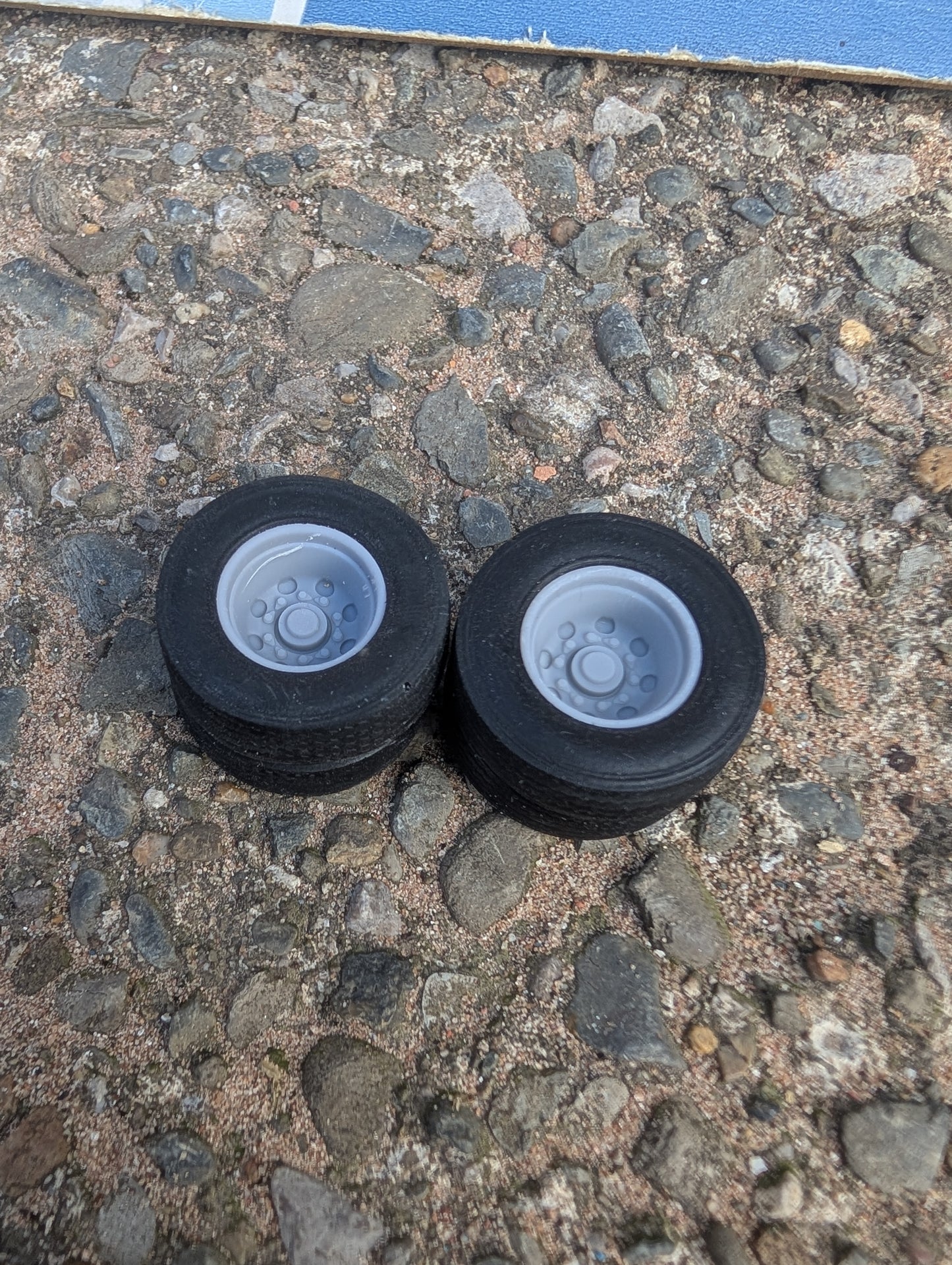Wheels - 27mm Dual Tyres - 1:32 Scale 265/70R19.5