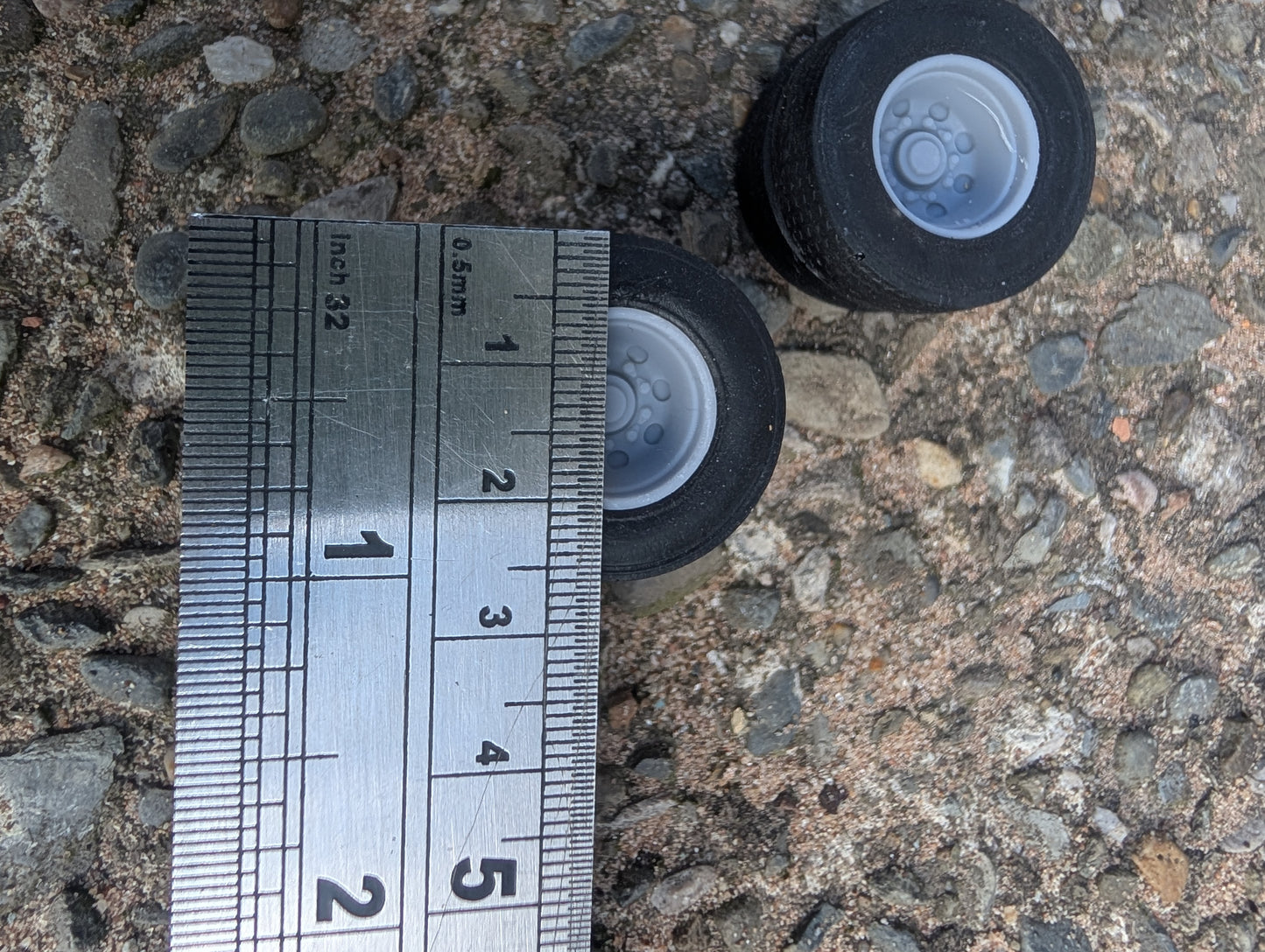 Wheels - 27mm Dual Tyres - 1:32 Scale 265/70R19.5