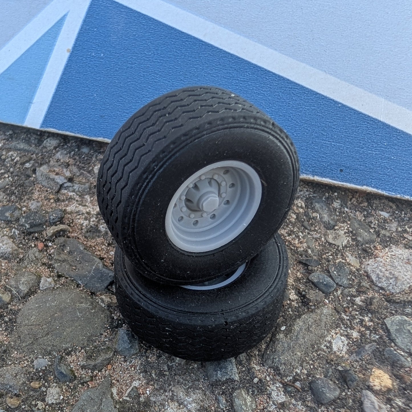 Wheels - 32mm Super Single Centre Nave Tyres - 1:32 Scale 385/65R22.5