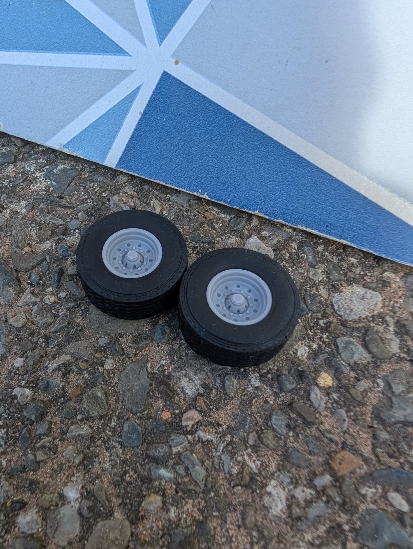 Wheels - 32mm Super Single Centre Nave Tyres - 1:32 Scale 385/65R22.5