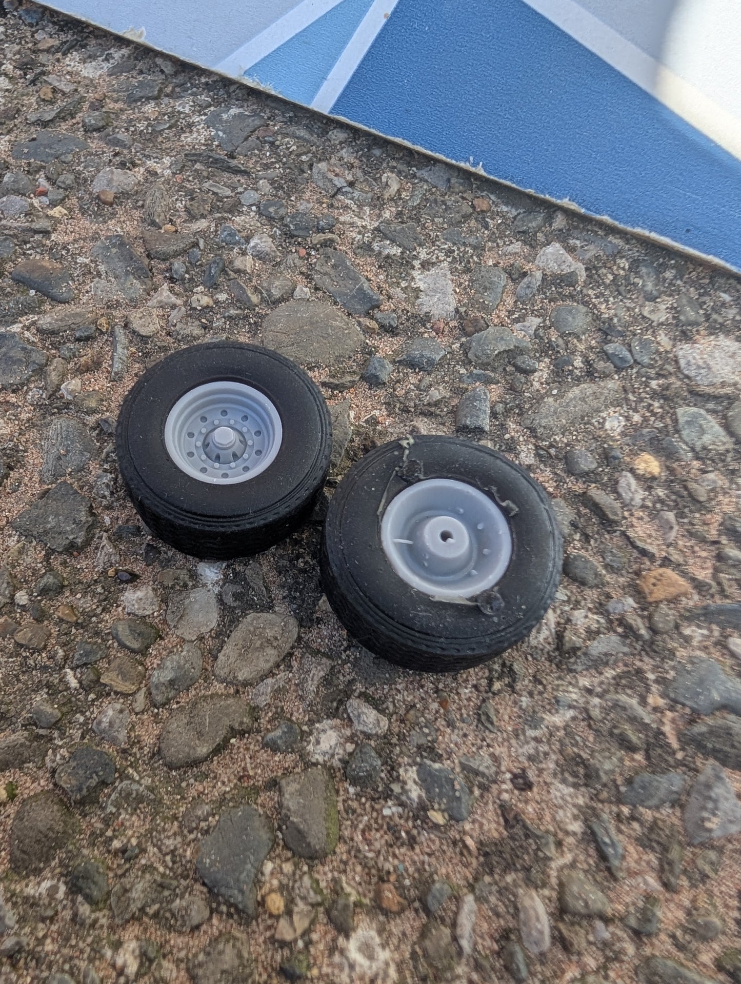 Wheels - 32mm Super Single Centre Nave Tyres - 1:32 Scale 385/65R22.5