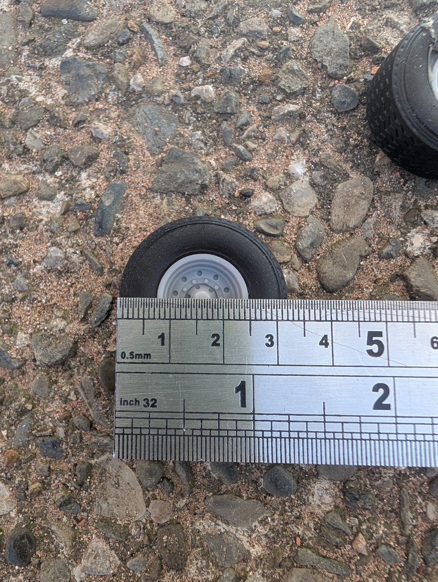 Wheels - 32mm Super Single Centre Nave Tyres - 1:32 Scale 385/65R22.5