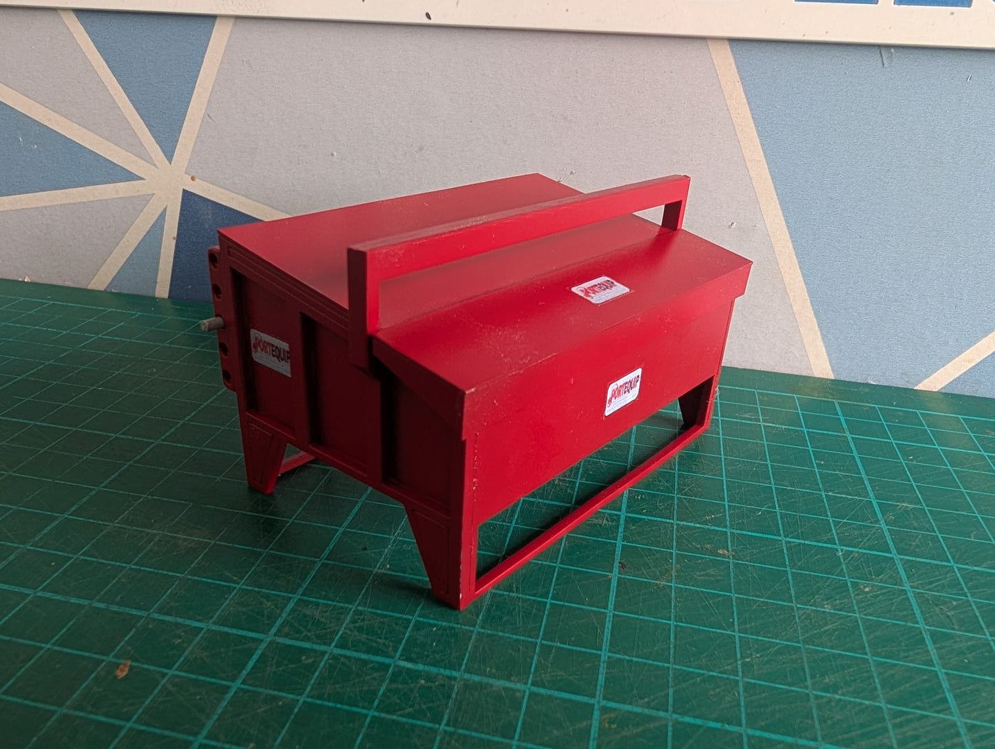 1:32 Calf Creep Feeder Model Kit