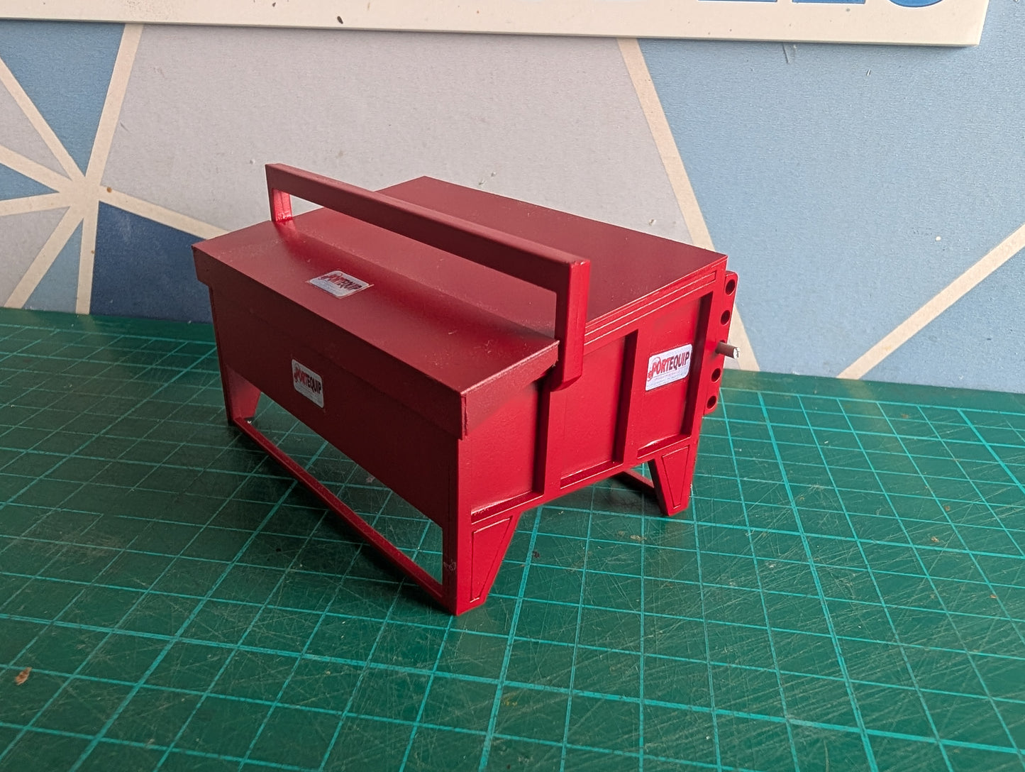 1:32 Calf Creep Feeder Model Kit